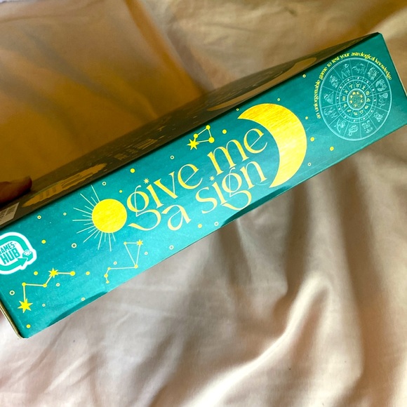 Give Me A Sign Astrology Knowledge Game New in Box - Picture 3 of 3